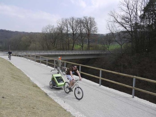 Wer hier unfreiwillig abrutscht, könnte leicht in den Fluten landen. Für jeden, der nicht schwimmen kann, ist das recht gefährlich. Fotos: Spandler