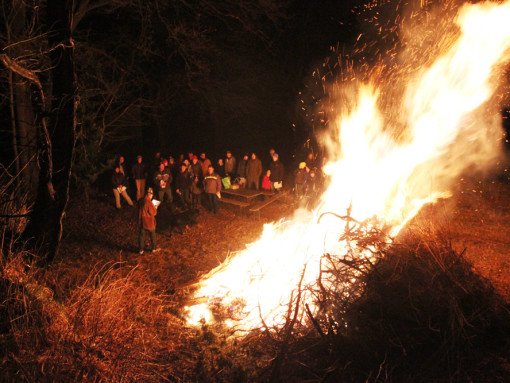 Das Osterfeuer in Bondorf (Marktgemeinde Schnaittach) erleuchtet den noch dunklen Morgen