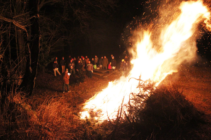 Das Osterfeuer in Bondorf (Marktgemeinde Schnaittach) erleuchtet den noch dunklen Morgen