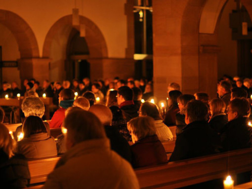 Vom Dunkeln ins Licht: Osternacht in St. Otto. Foto: Privat