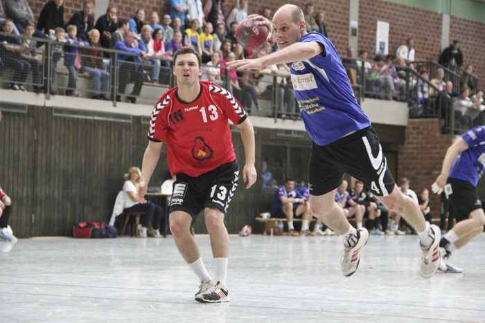 Auf dem Sprung in Richtung Bayernliga: Karl Rettenbacher (vorne) und seine Winkelhaider Mannschaftskollegen haben es mit dem Sieg gegen gerolzhofen in die Relegation gegen Trudering geschafft. Foto: J. Horn