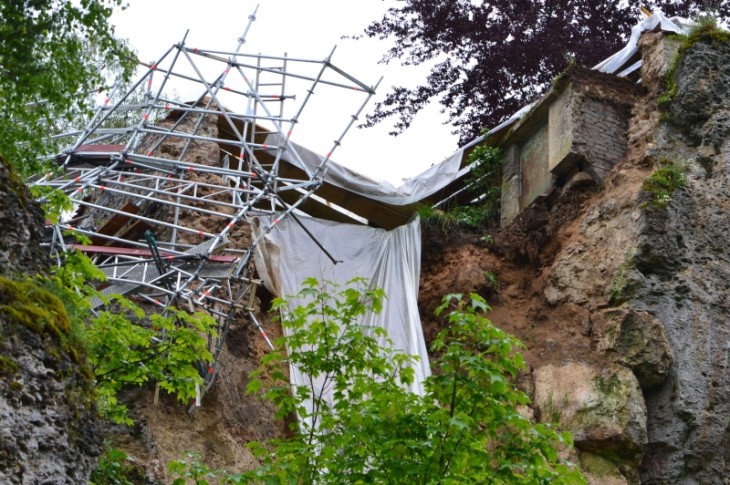 Schutz vor Regen: Die Feuerwehr und das THW haben über der Abbruchstelle ein Dach aufgebaut. Foto: M. Döhring
