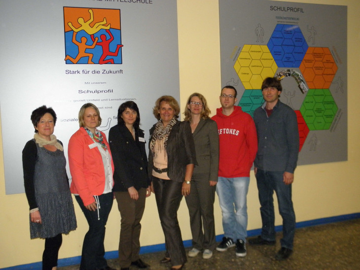 Das Organisationsteam der Tagung (von links): Jutta Haase (Ganztagslehrkraft), Sabine Schmidt (Ganztagskoordinatorin an der Schule, KJR Nürnberger Land), Claudia Kreutzer (Bayerischer Jugendring), Ingrid Schimmelpfennig (Schulleiterin), Dr. Melanie Mönnich (Serviceagentur „ganztägig lernen“ Bayern), Fabian Müller (KJR Nürnberger Land) und Manfred Münster (Jugendsozialarbeit an Schulen). Foto: privat