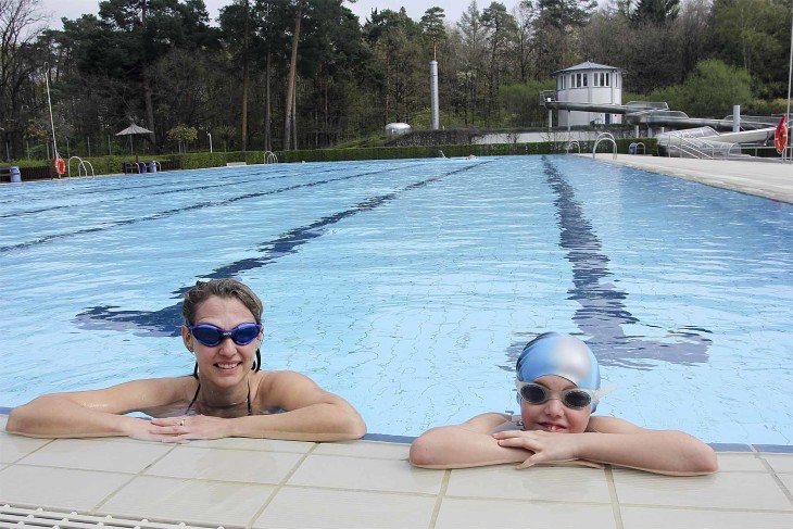 Hatten am Eröffnungstag viel Platz im Sportbecken: Nicolai Fota (8) und Mama Nadine. Foto: Blinten
