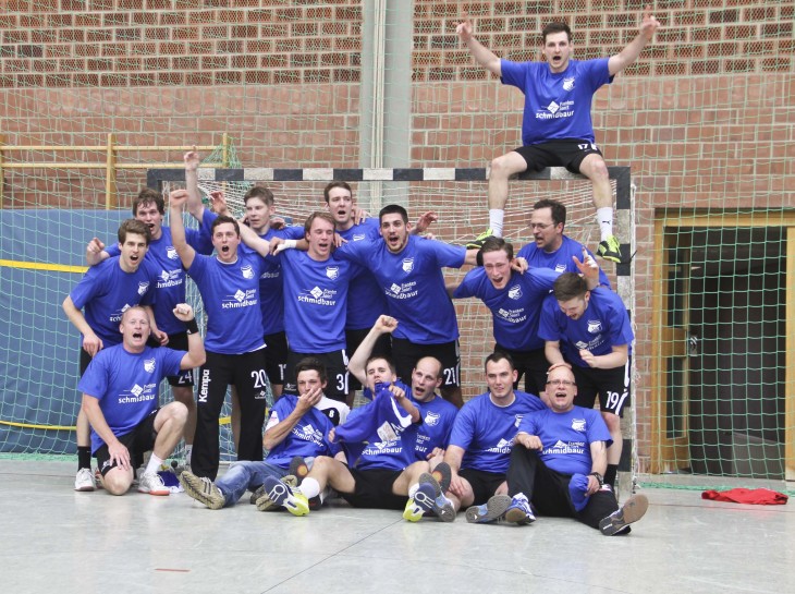 Feierbiester und Bayernligisten: Die Winkelhaider Handballer nach der Relegationsschlacht gegen Trudering.