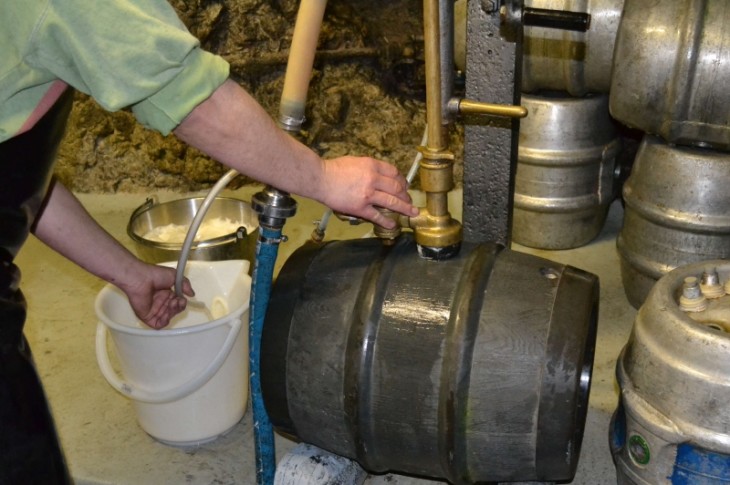 Im Felsenkeller der Kommune wird weiter Bier abgefüllt. Foto: M. Döhring