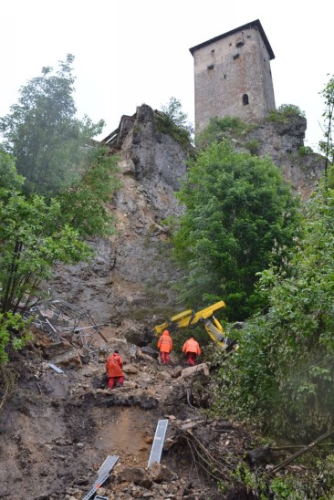 Mit einem Spezialbagger hängelten sich die Hochgebirgsexperten den Felshang entlang und entfernten Geröll, Gerüstteile sowie lose Gesteinsbrocken.