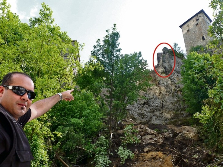 Ein Security zeigt auf das Felsstück, das abgetragen wird (roter Kreis). Foto: U. Meckler