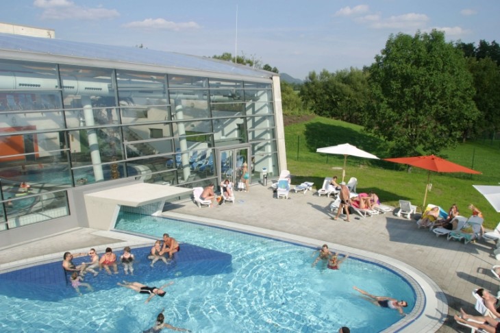 Plantschen, erholen, verwöhnen: Für Entdeckerpass-Inhaber ist der Monat Juli in der Fackelmann Therme besonders interessant. Foto: PR/Th. Geiger