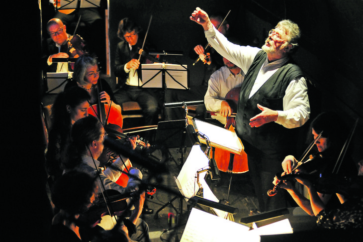 Wolfgang Riedelbauch, der Gründer des Dehnberger Hof Theaters, voll in seinem Element. Mit „Musica Franconia“ muss er sich in diesem Jahr gegen den „Fränkischen Sommer“ behaupten, den er nicht mehr leitet. Foto: PZ-Archiv
