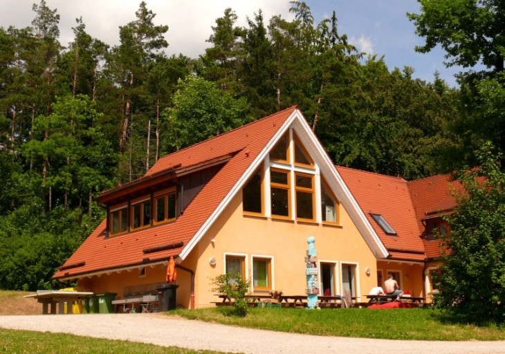 Der Landkreis bekommt nun mit Sitz und Stimme im Vereinsvorstand sowie dem Beirat eine starke Stellung im Jugendfreizeitwerk in der Edelweißhütte bei Deckersberg. Foto: J. Ruppert