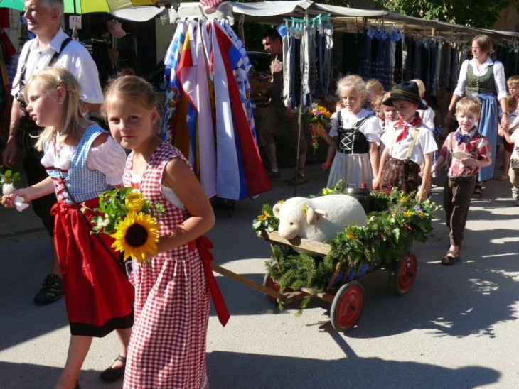 Nachdem die Kinder mit Stoff-Betz und Fässla eingezogen waren, wurde voller Elan um den Baum getanzt. Foto: H. Manderscheid