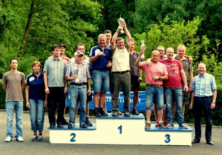 Mit viel Ehrgeiz gingen die Stockschützen - ob Mann oder Frau - bei den 27. Veldener Stadtmeisterschaften zu Werke. Am Ende jubelten die AH-Fußballer des TSV Velden. Foto: privat