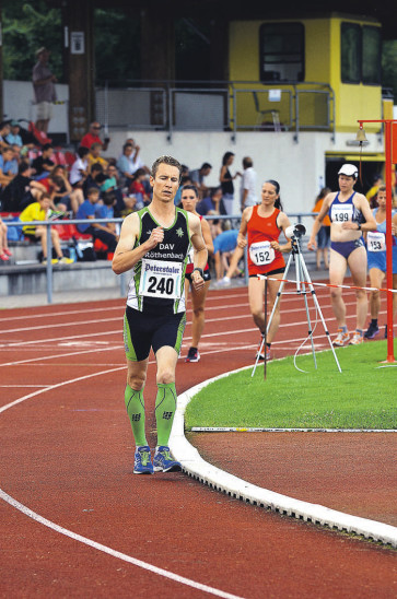 Auf dem Weg zum Sieg: Andreas Janker holte sich über 10 000 m Bahngehen den süddeutschen Meistertitel. Mit seiner Zeit von 45:47 Minuten erfüllte der Röthenbacher auch die Norm für die Teilnahme an den Deutschen Meisterschaften.