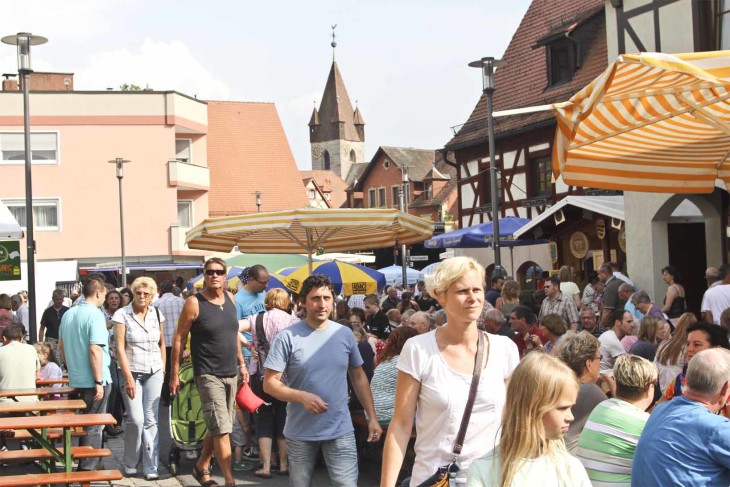 Auf der Hauptstraße im Zentrum Feuchts war bereits viel los, als Bürgermeister Konrad Rupprecht und seine Stellvertreterin Katharina von Kleinsorgen mit Dieter Schönknecht und Ulli Lang das Fest eröffneten. Foto: Blinten