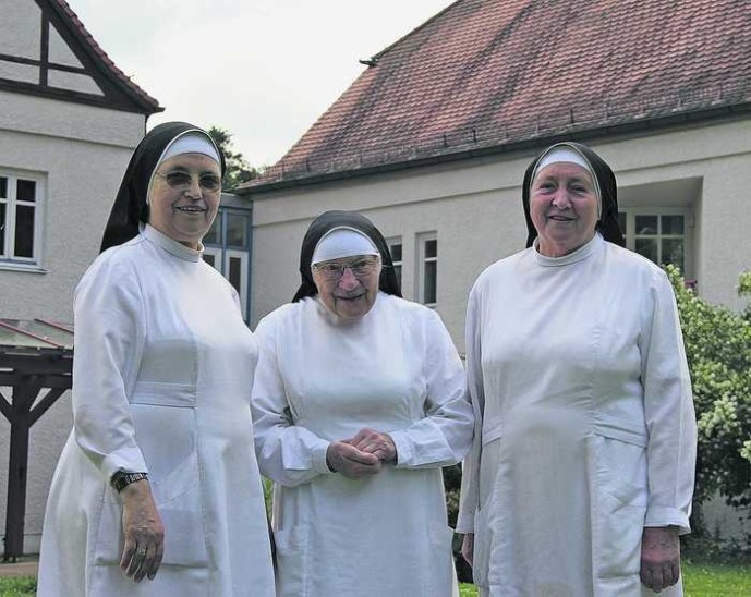 Sie sehen ihrem Abschied mit einem lachenden und einem weinenden Auge entgegen: Schwester Magdalenis, Schwester Terenta und Schwester Elise (von links). Foto: Kappes