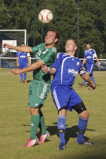 In einem packenden Finale behielten Martin Wießler (links) und sein FC Ezelsdorf, wie bei diesem Kopfballduell gegen Dominic Stüwe die Oberhand gegen den SV Unterferrieden
