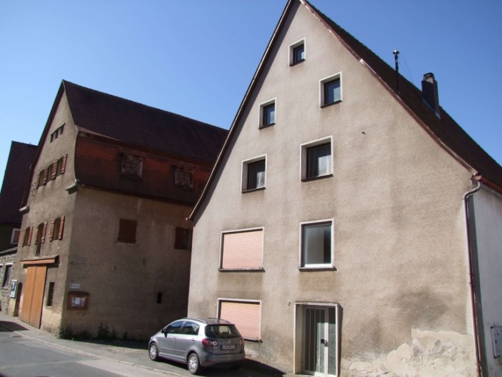 Das Wohnhaus rechts wird abgerissen, die Scheune wird zum Dorfladen. Foto: M. Münster
