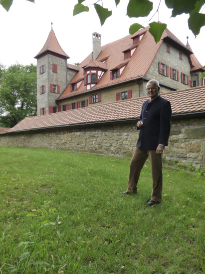Schlossherr Bolko von Oetinger auf dem Wall hinter Schloss Haimendorf (oben).
