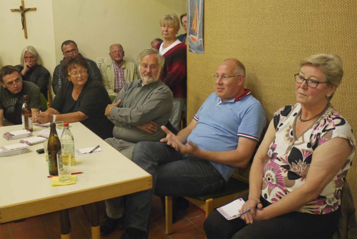 Inge Jabs, Klaus Pfund, Christian Nürnberger und Gerlinde Kotzur (von rechts) leiteten die Diskussion um einen Dorfladen in Moosbach. 	Foto: Degenhardt