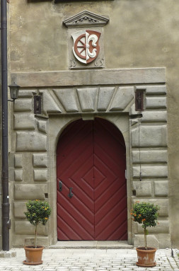 Über dem Eingangsportal prangt das Wappen der Fürer von Haimendorfs. Darunter sind die Halterungen für die Zugbrücke zu sehen. Fotos: Degenhardt