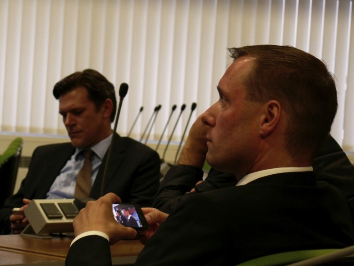 Armin Kroder verfolgte den Ausgang der Wahl im Landratsamt (zusammen mit Andreas Tiedtke/im Hintergrund) an Großbildschirmen und auf seinem Handy. Foto: J. Ruppert