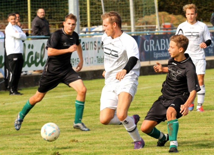 Patrick Schmalzbauer vom FC Hersbruck (Mitte) liefert sich mit einem Mittelfeldspieler des SV Altensittenbach einen Zweikampf auf Höhe der Mittellinie. Foto: J. Ruppert