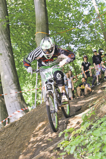 Nichts für Feiglinge: Am Wochenende kämpfen in Osternoher die Mountainbiker um die Bayerische Downhill-Meisterschaft. Foto: PZ-Archiv