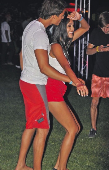 Zu zweit abtanzen in leichter Badekleidung, oder echte Partystimmung bei bester House-Musik und Disco-Feeling mit Licht und Rauch (Mitte). Dafür sorgten in Lauf insgesamt acht DJs (rechts).