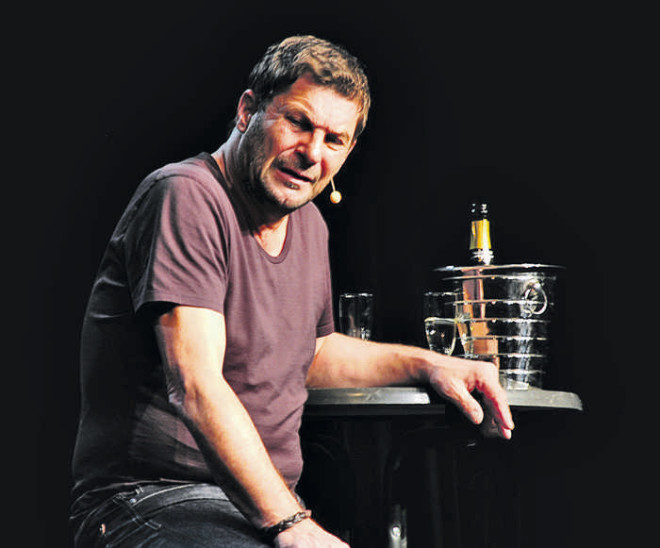Es geht ums Geld, da passt der Schaumwein: Der fränkische Kabarettist Bernd Regenauer hat ein neues Programm. Foto: Krieger