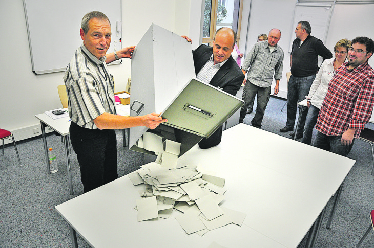 Urnensturz in der Laufer Bücherei: Hier ging das Auszählen schnell. Doch die hohe Zahl der Briefwähler verlangsamte die gesamte Auswertung der Landtagswahl. Foto: Müller