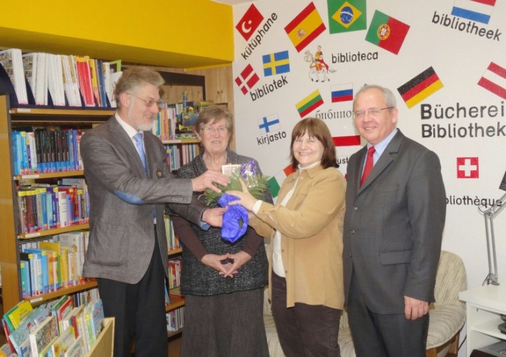 Glückwünsche zum zehnjährigen Jubiläum überbrachten (v. l. ) Bürgermeister Volker Herzog und Grundschullehrerin Irmtraut Huber, daneben Bibliothekarin Marion Ehmann und Regierungsvizepräsident Dr. Eugen Ehmann. Foto: S. Fuchs
