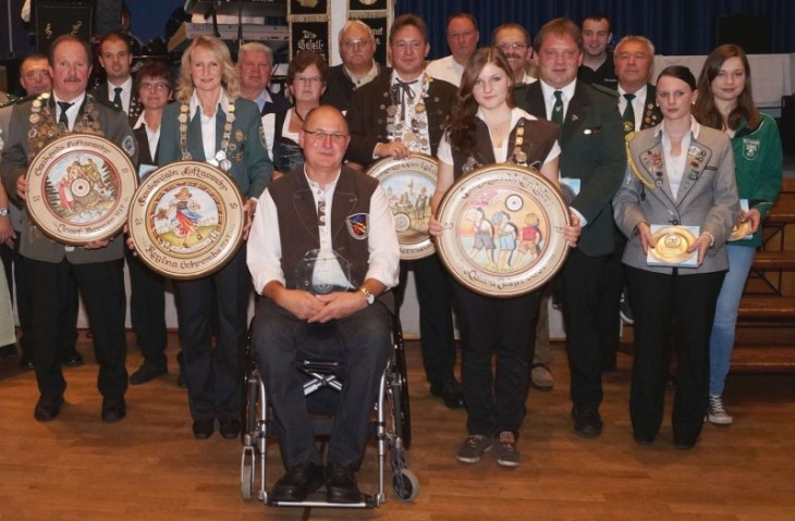 Flankiert von den neuen Gaukönigen (mit Scheibe) Josef Berner, Köttweinsdorf, Regina Schrembs, Horlach, (beide Luftgewehr), Thomas Herrlein, Breitenbrunn, (Luftpistole) und Jugendkönigin Laura John, SG Velden (v. links) und allen weiteren für ihre sportlichen Erfolge ausgezeichneten Schützen Werner Müller (vorne Mitte) von der SG Velden, der bei der Behindertenmeisterschaft mit der Luftpistole mit 359 Ringen Bayerischer Meister wurde. Foto: M. Keilholz