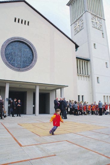 Im Boden vor der Sankt Bonifatius-Kirche ist jetzt ein „Labyrinth“ eingelassen, an dem am Sonntag vor allem die Kinder ihre Freude hatten. Die Stadtkapelle (im Hintergrund) umrahmte die Feier