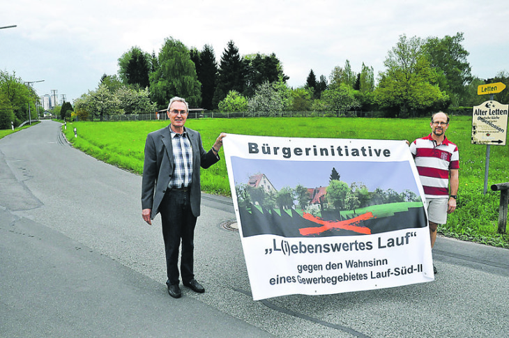 Erwin Salomon und Christof Ortlieb sind zwei Initiatoren der Bürgerinitiative, die sich mit Plakaten und Aktionen gegen die Ausweisung eines weiteren Gewerbegebiets in der Nähe des S-Bahn-Haltepunktes Lauf West wehrte. Sie und viele Unterzeichner einer Unterschriftenliste zeigten sich jetzt sehr zufrieden, dass die Kleingartenkolonie im Hintergrund möglicherweise doch nicht in ein Gewerbegebiet umgewandelt wird. Foto: PZ-Archiv