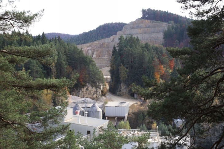 Die Firma Dolomitwerk Neuensorg möchte das Abbaugebiet am Schrödlberg um 1,8 Hektar erweitern. Die Planung wurde bereits 2004 behördlich genehmigt. Der Gemeinderat Hartenstein sah zu dem vorliegenden Antrag aber weiteren Gesprächsbedarf. Foto: A. Tauber