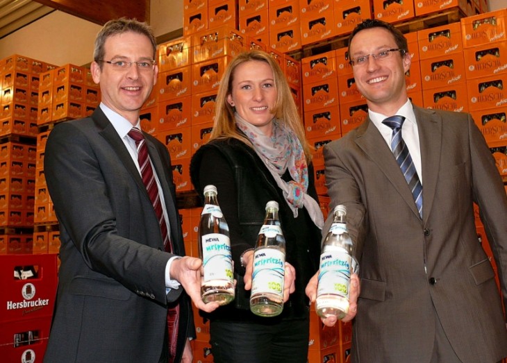 Auf 100 Jahre Hersbrucker Stromversorgung haben Robert Ilg, Sonja Weid und Harald Kiesl bei der Hersbrucker Bürgerbräu mit dem eigens zum Jubiläum abgefüllten Mineralwasser „Hewa urspritzig“ angestoßen. Foto: J. Ruppert