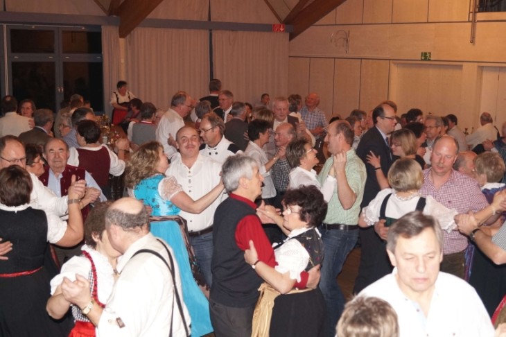 Der Landfrauenball war wieder ein Klassiker für Tanzfreunde aus dem ganzen Landkreis. Die Politprominenz und Vertreter der Landwirtschaft waren zwar diesmal rar, doch dafür gab sich mit Veldens Pfarrer Christian Simon, der sich mit Frau Claudia als fleißiges Tanzpaar erwies (2. v. rechts), ein Kirchenmann die Ehre und hatte mit 175 Gästen viel Freude an einem entspannten Tanzabend. Foto: M. Keilholz