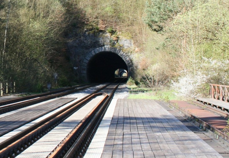 Der Gotthardtunnel (mit 318 Meter der längste der sieben Tunnels) am Ende des Veldener Bahnhofs Richtung Hersbruck.