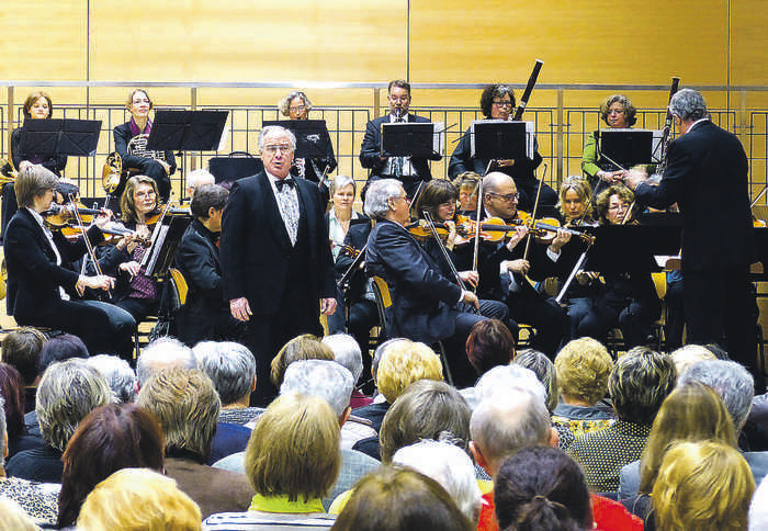 Der Tenor Richard Kindley gehört seit 1980 dem Opernensemble des Nürnberger Theaters an, er hat schon viele berühmte Partien gesungen, unter anderem Cavaradossi („Tosca“) und Boris („Katja Kabanova“). In Schwaig trat er gemeinsam mit der Sopranistin Anne Lünenbürger als Solist auf. Foto: Stegmeier
