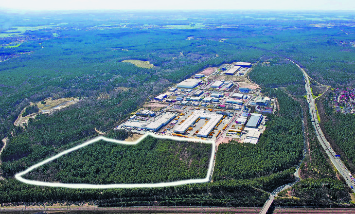 Gegenwind aus allen Richtungen: Das weiß eingezeichnete Gebiet umfasst das 15 Hektar große Waldstück, das zu einem Gewerbepark umgewandelt werden soll. Die Stadt Nürnberg, ein Bürgerverein aus Moorenbrunn und Feuchter Bürger kritisieren die Pläne. Foto: Bischof & Broel