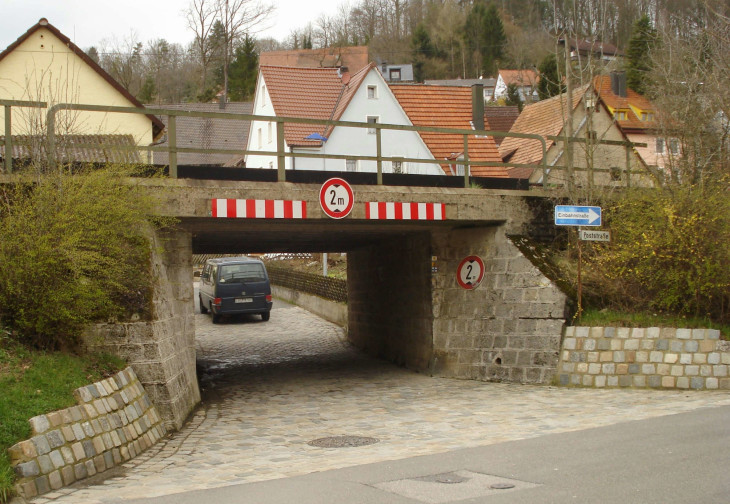 Die Absenkung der Stöppacher Straße ist wegen  zahlreicher Leitungen und der Straßenanbindung nicht möglich. Foto: S. Fuchs