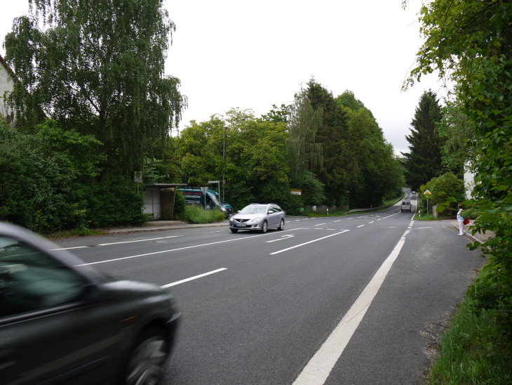 Geht es nach den Planern, sollen die Bushaltestellen mehr Platz erhalten und an der Kreuzung eine Ampel für mehr Sicherheit sorgen. Foto: Kappes