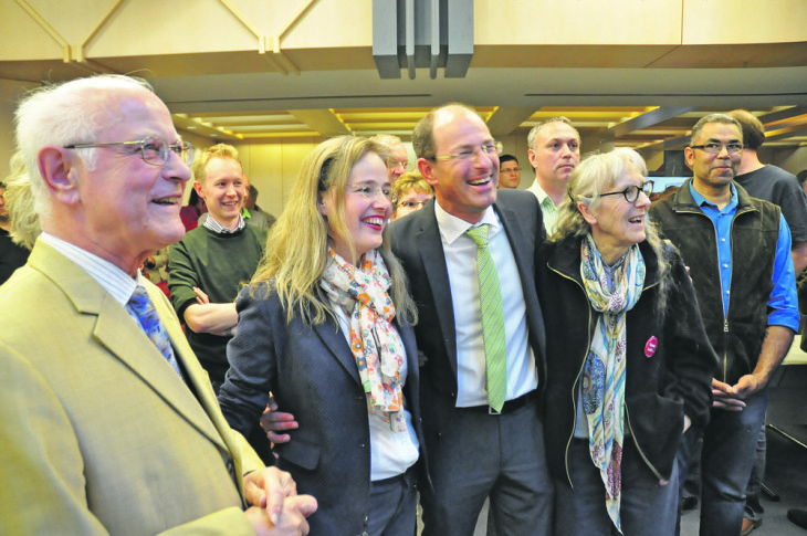 Ein strahlender Sieger: Benedikt Bisping zwischen Frau Lydia und  Mutter Christa. Rechts Mathias Jackson, Nachrücker der Grünen. Foto: Fischer