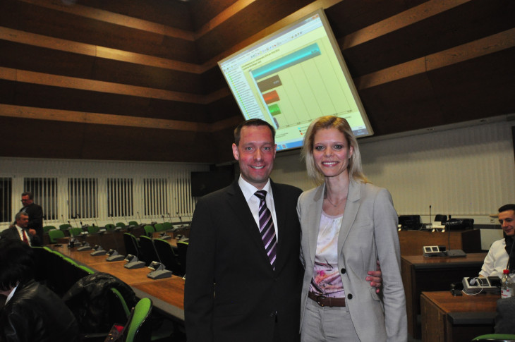 Freude beim wiedergewählten Landrat: Armin Kroder mit Ehefrau Britta im Landratsamt. Foto: Chemnitz