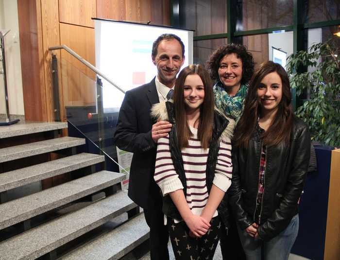 Hatte aufgrund eines Feuerwehreinsatzes einen harten Tag hinter sich, freute sich aber natürlich dennoch über das eindeutige Ergebnis: Michael Schmidt (links) mit seiner Familie, Ehefrau Alexandra und den Töchtern Louisa und Giannina. F.: kap