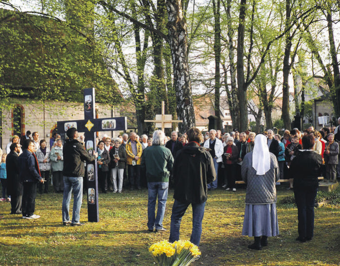 Im historischen Salvatorfriedhof in Lauf endete der ökumenische Kreuzweg.
