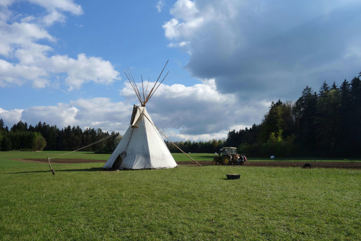 Voraussichtlich bis zum nächsten Neumond am kommenden Dienstag wollen die Camper noch auf der Hochebene bleiben. Die ersten Aufräumarbeiten laufen schon. Foto: U. Scharrer