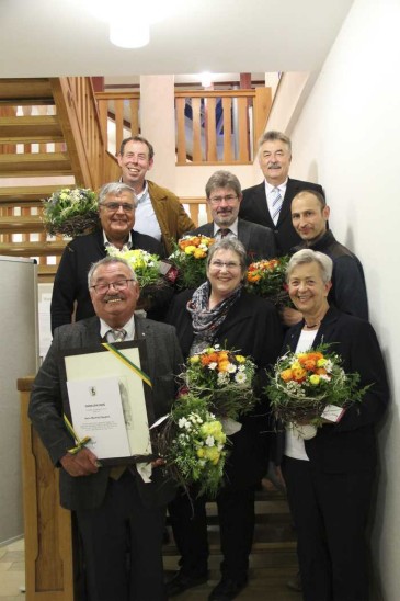 Die scheidenden Gemeinderatsmitglieder stellten sich für ein letztes gemeinsames Foto auf. Rechts hinten: Bürgermeister Konrad Rupprecht