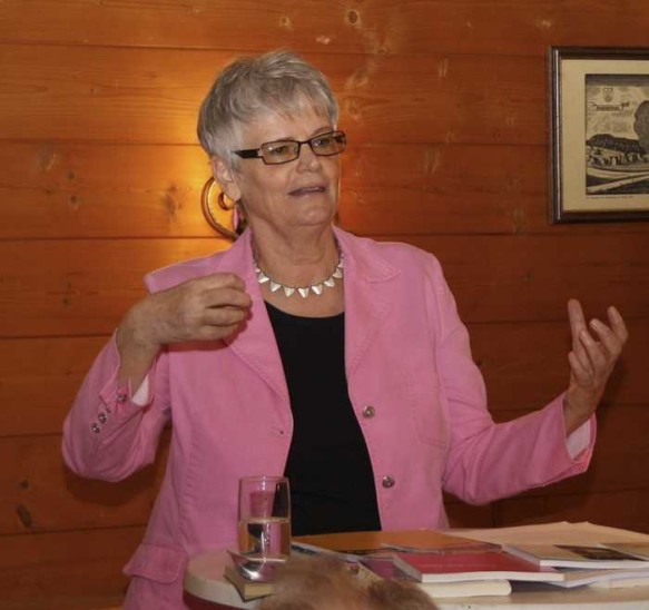 Zeigte sich und ihre Literatur von verschiedenen Seiten: Ursula Muhr. Foto: Spieß